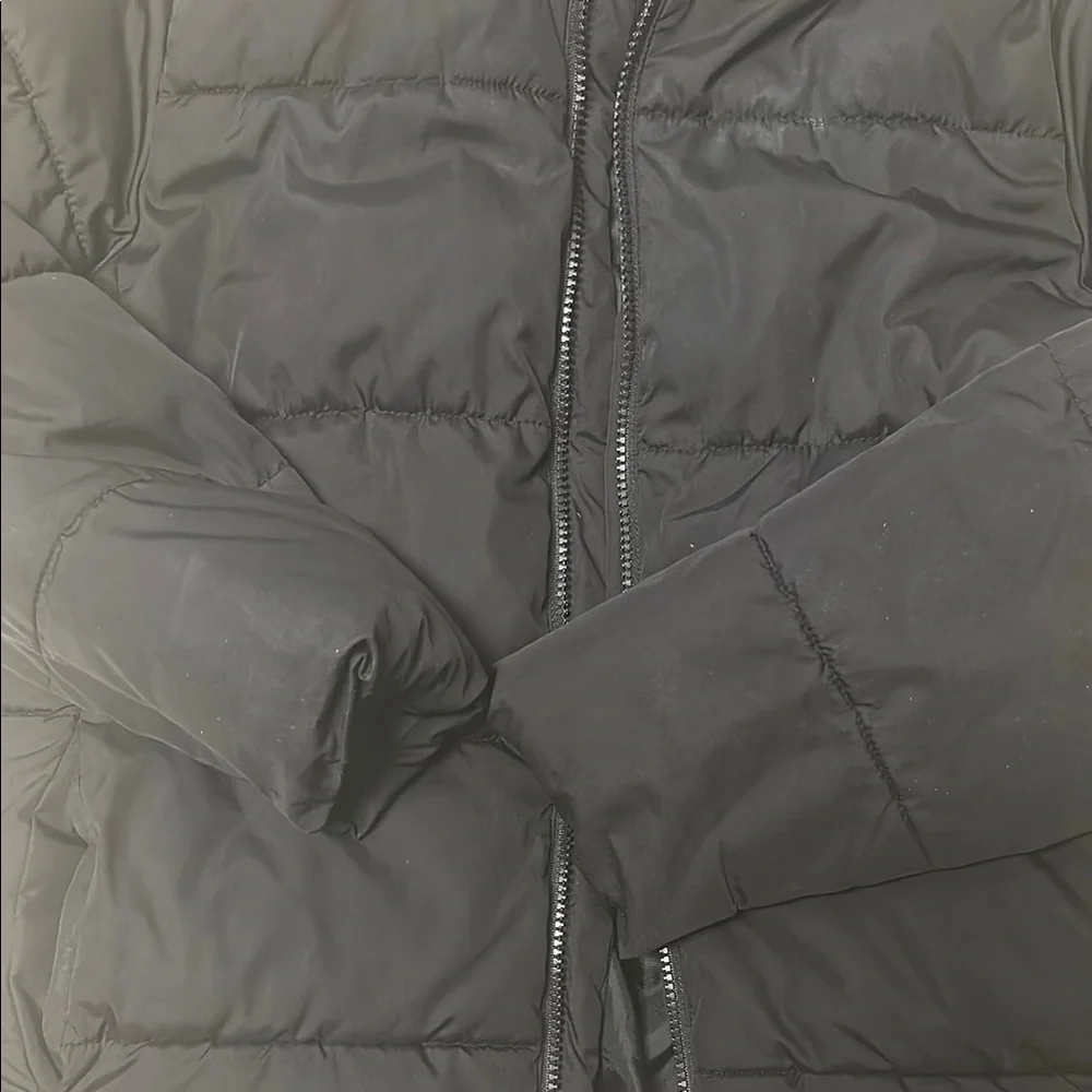 GAP kids large Black Puffer Jacket Sleek and Versatile